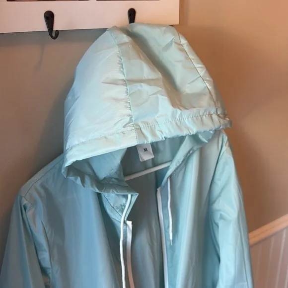 LN RAINCOAT SUOER LIGHTWEIGHT HOOD POCKETS BUNGEES TO ADJUST, SIZE MEDIUM - Picture 13 of 17